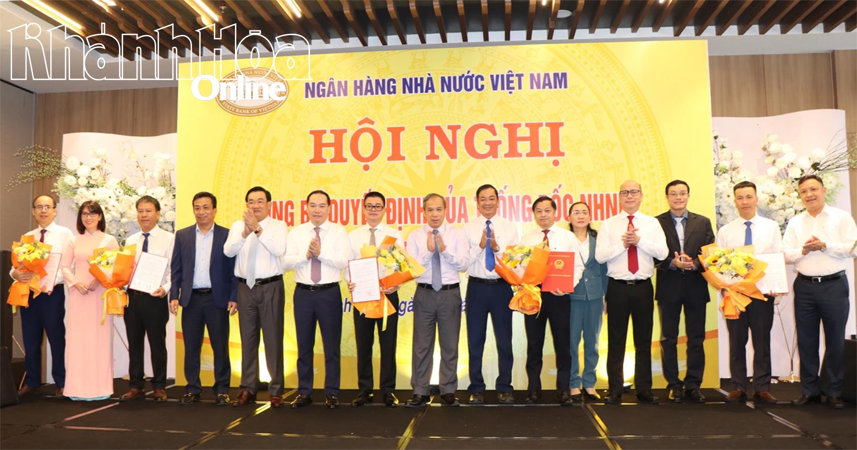 Lãnh đạo tỉnh Khánh Hòa, Ngân hàng Nhà nước Việt Nam chúc mừng các cán bộ được điều động, bổ nhiệm chức vụ mới.