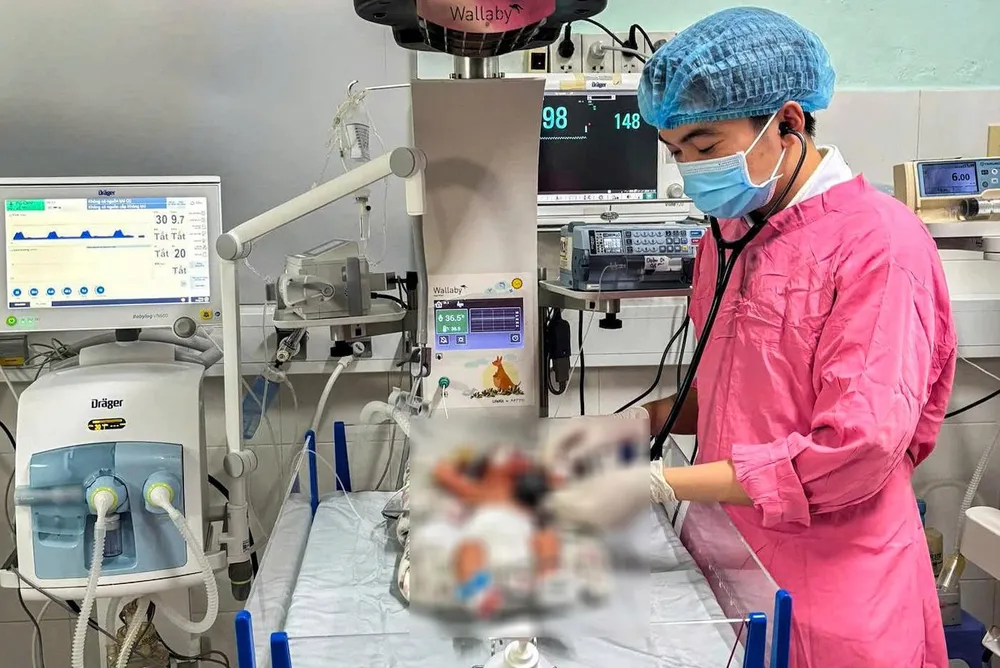 يتلقى الطفل العلاج في قسم طب الأطفال بمستشفى خان هوا العام. الصورة: مقدمة من المستشفى.