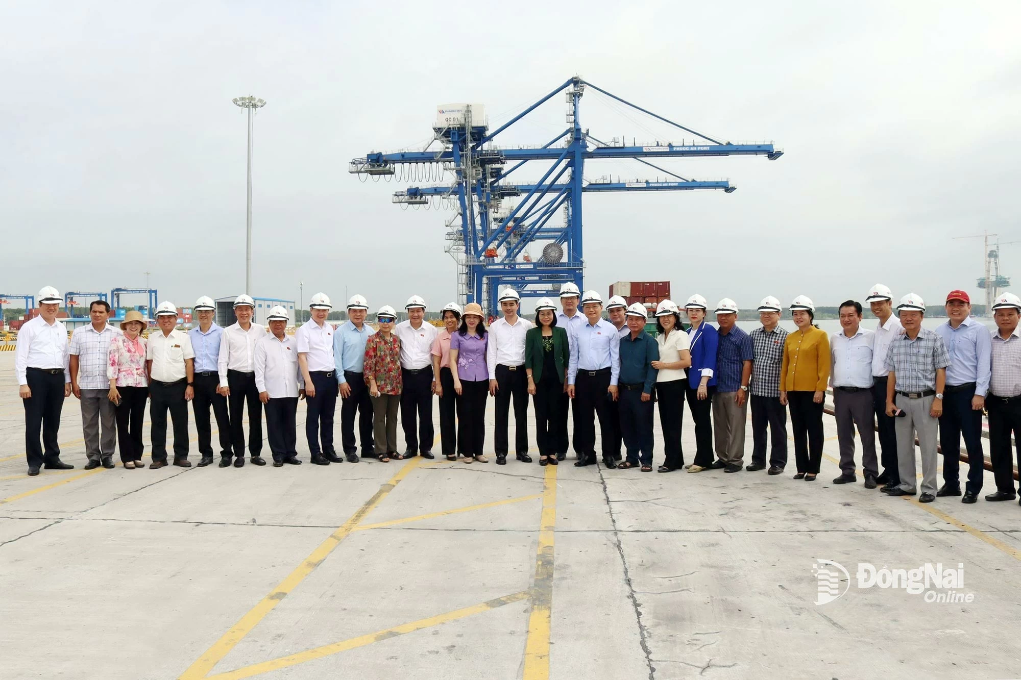 Đoàn Đại biểu Quốc hội tỉnh và lãnh đạo UBND tỉnh, các sở, ngành chụp hình tại Cảng Phước An. Ảnh: Hoàng Lộc