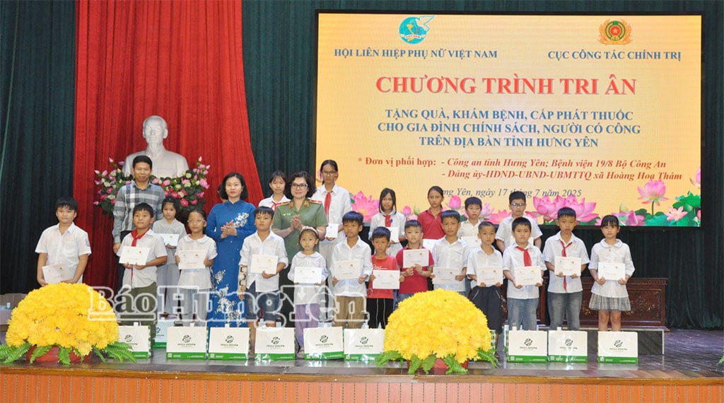 Các đại biểu trao học bổng cho các cháu học sinh nghèo vượt khó, học giỏi của xã Hoàng Hoa Thám và xã Long Hưng.