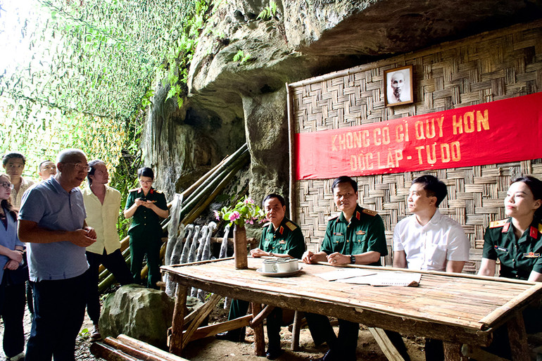 Đoàn làm phim báo cáo tiến độ dàn dựng bối cảnh phim.