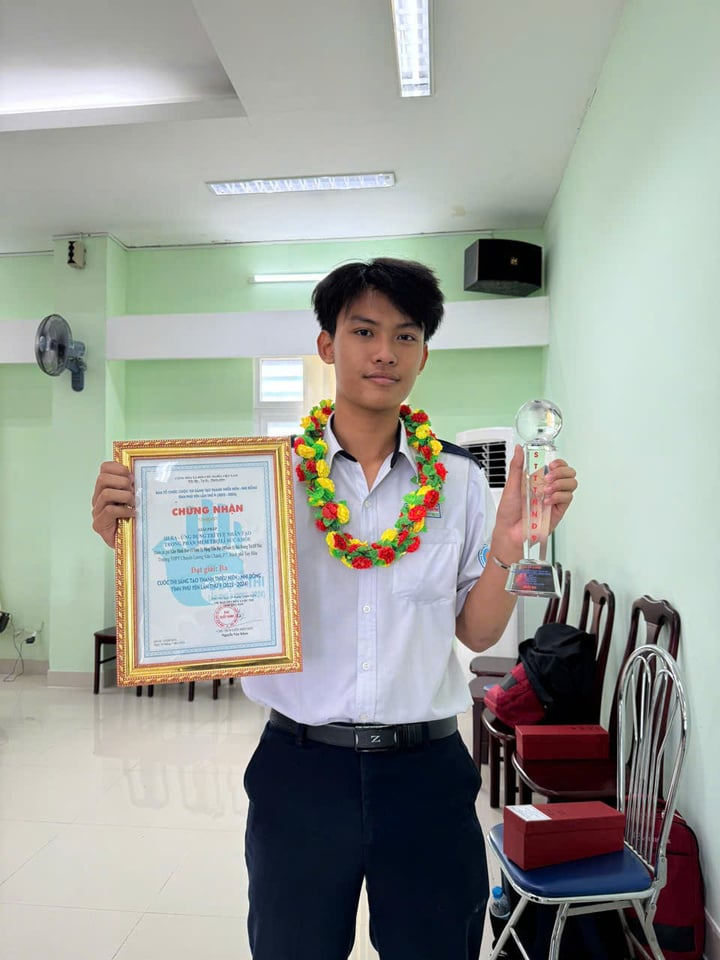 Lâm Minh Huy – học sinh lớp 12 Toán 1, Trường THPT chuyên Lương Văn Chánh, tỉnh Đắk Lắk là một trong 10 Á khoa toàn quốc khối A00 (Ảnh: NVCC)