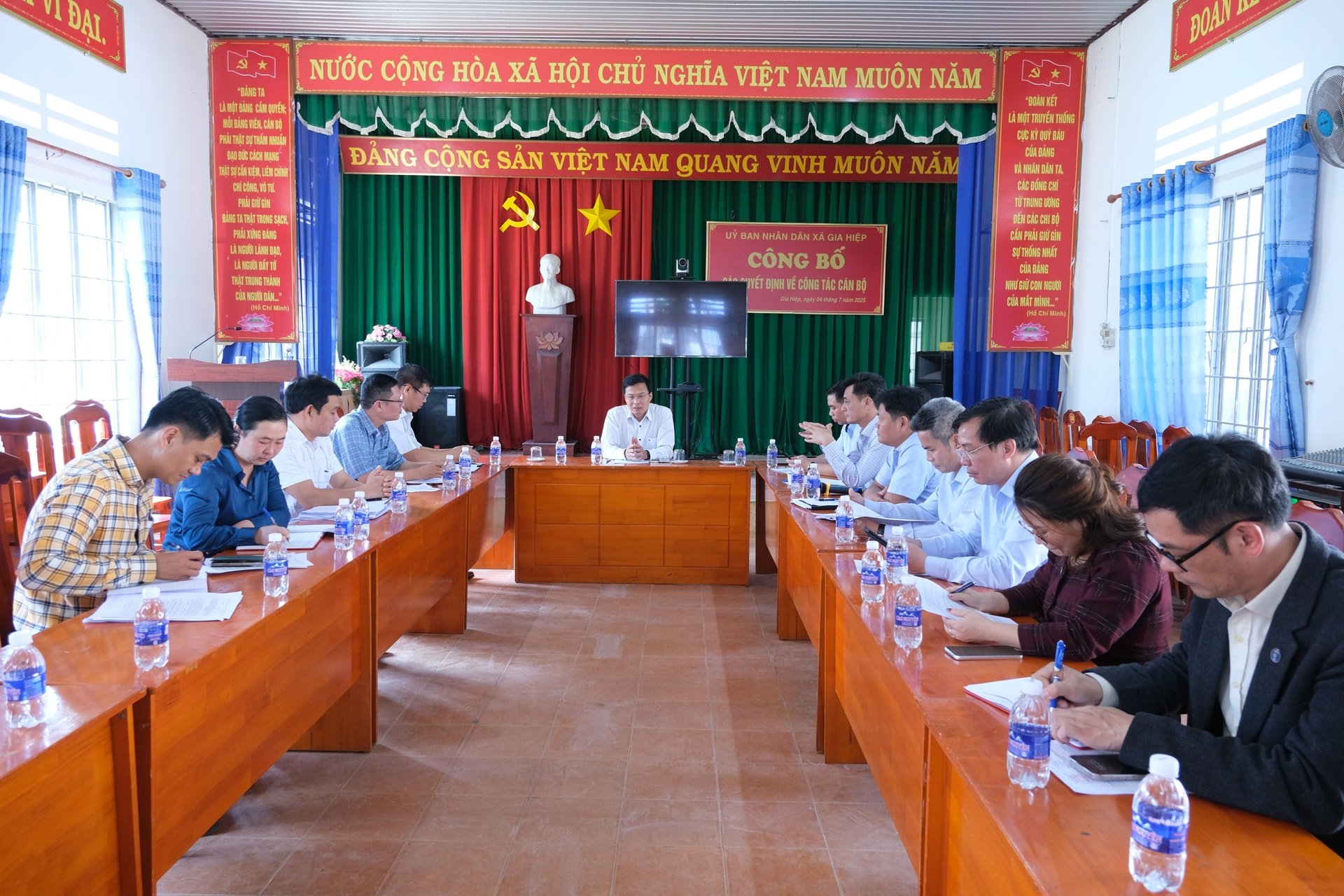 1 ទិដ្ឋភាពនៃកិច្ចប្រជុំការងាររបស់អនុប្រធានគណៈកម្មាធិការប្រជាជនខេត្ត Dinh Van Tuan ជាមួយគណៈកម្មាធិការប្រជាជនឃុំ Gia Hiep