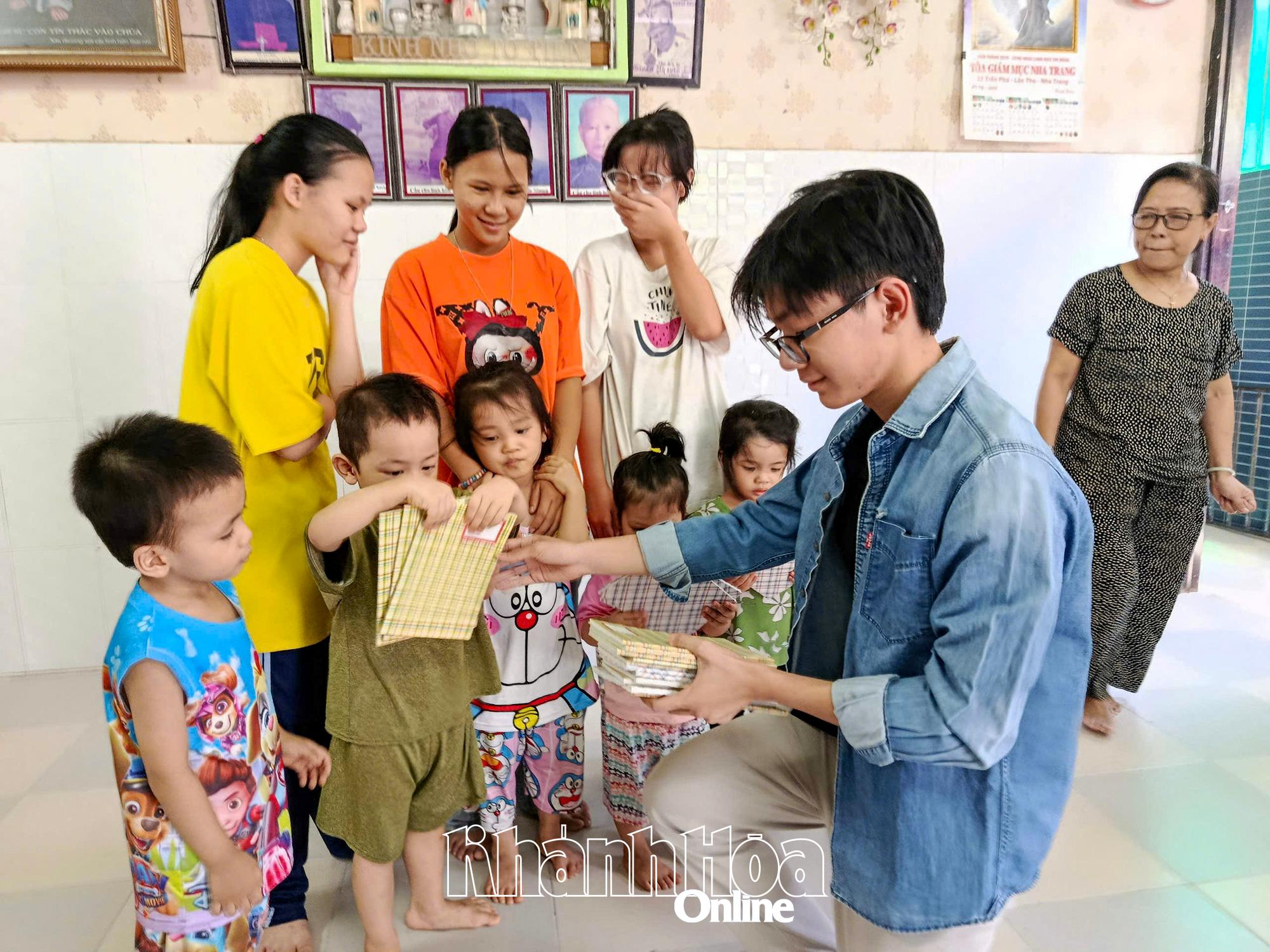 Tam ផ្តល់អំណោយដល់កុមារក្នុងស្ថានភាពលំបាក។