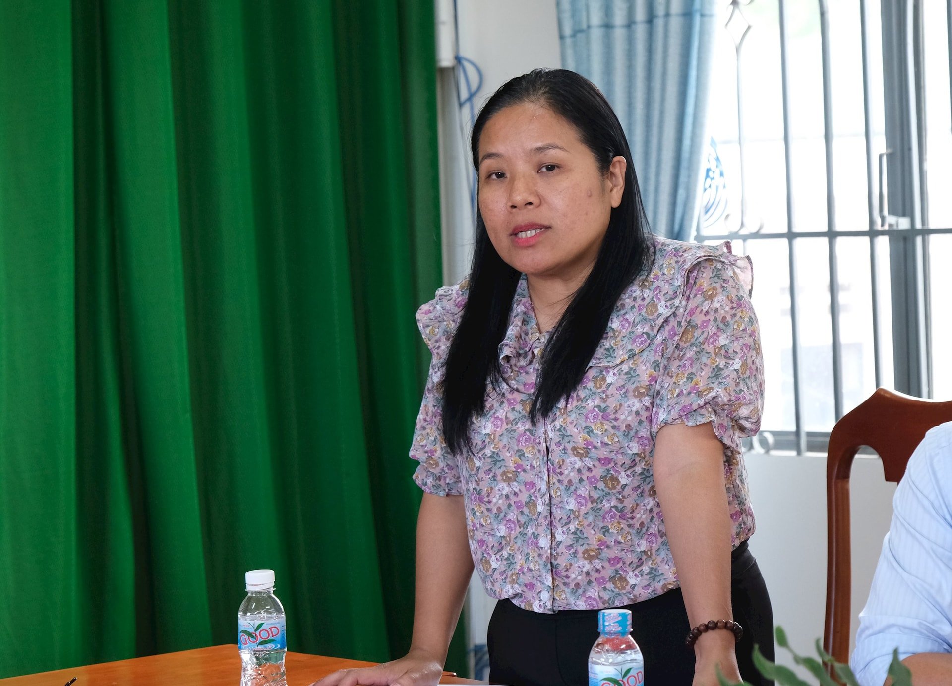 2 សមមិត្ត Lam Thi Phuoc Linh - លេខាគណៈកម្មាធិការបក្សឃុំ Bao Thuan បាននិយាយនៅក្នុងកិច្ចប្រជុំ