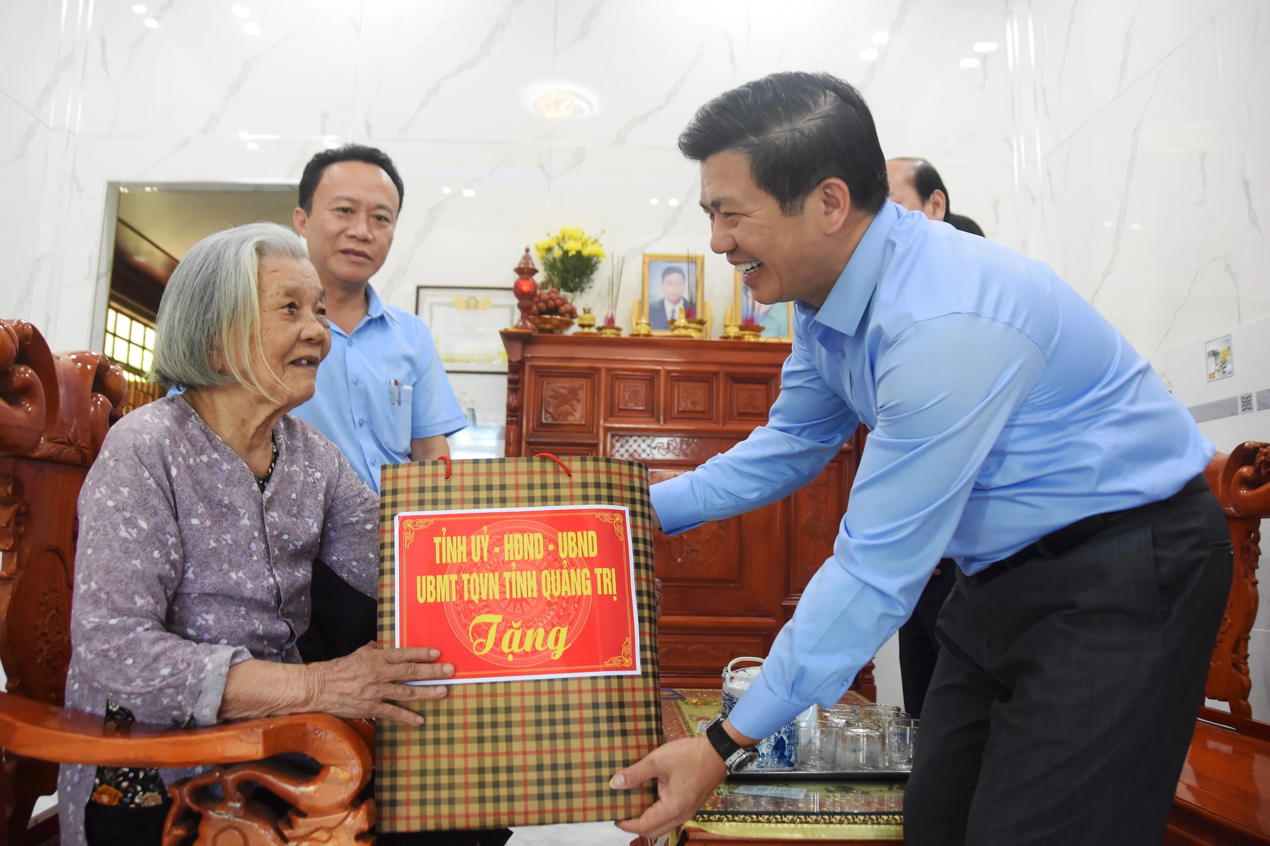 Lãnh đạo tỉnh thăm, tặng quà các gia đình chính sách