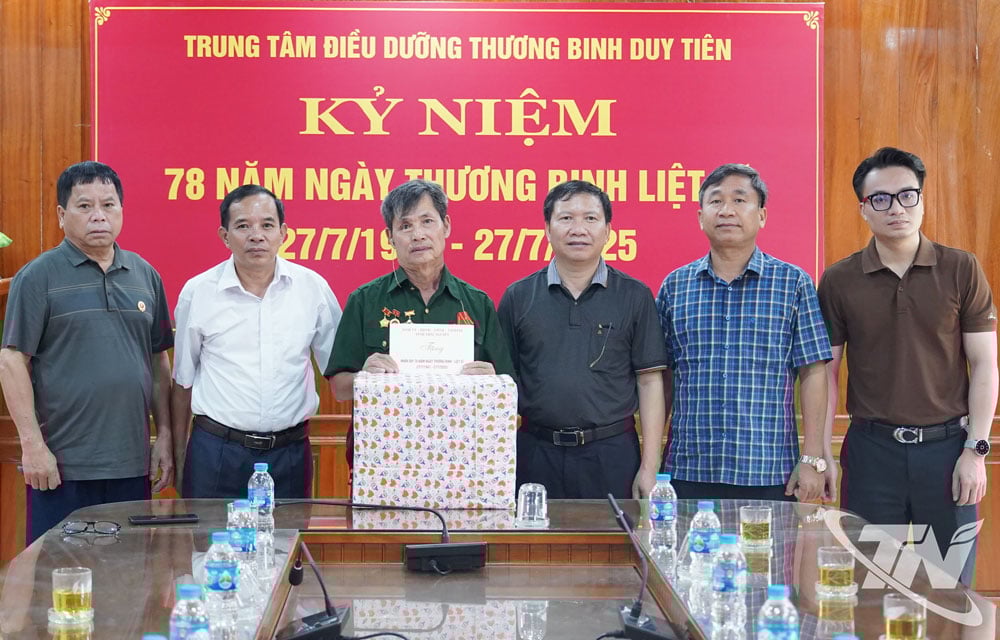 Thăm, tặng quà các thương binh, bệnh binh đang được chăm sóc, điều trị tại Trung tâm Điều dưỡng thương binh Duy Tiên.