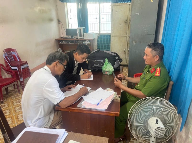 Nhặt được gần 150 triệu đồng, người dân nhờ Công an xã tìm trao lại cho người đánh mất -0