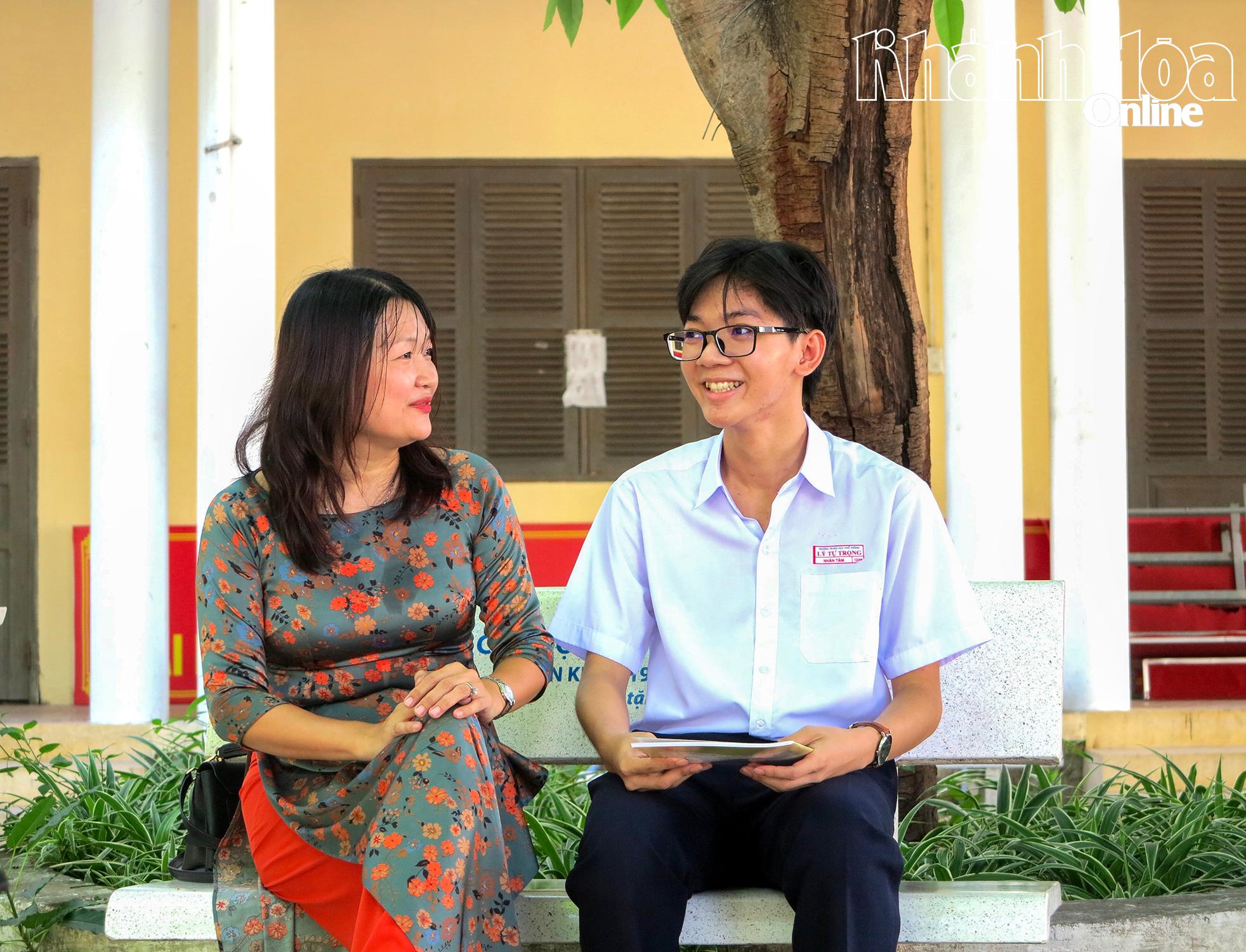 ង្វៀន ញឹន តាំ ជាមួយគ្រូតាមផ្ទះរបស់គាត់។