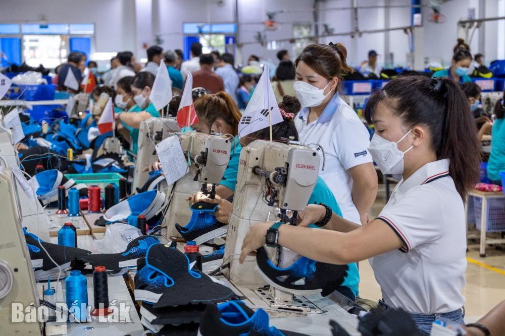 Sản xuất giày da ở xã Krông Pắc. Ảnh: Nguyễn Gia