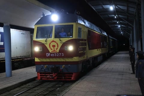 Tàu khách liên vận Hà Nội - Nam Ninh xuất phát tại ga Gia Lâm (Hà Nội) vào buổi tối hằng ngày - Ảnh: VNR