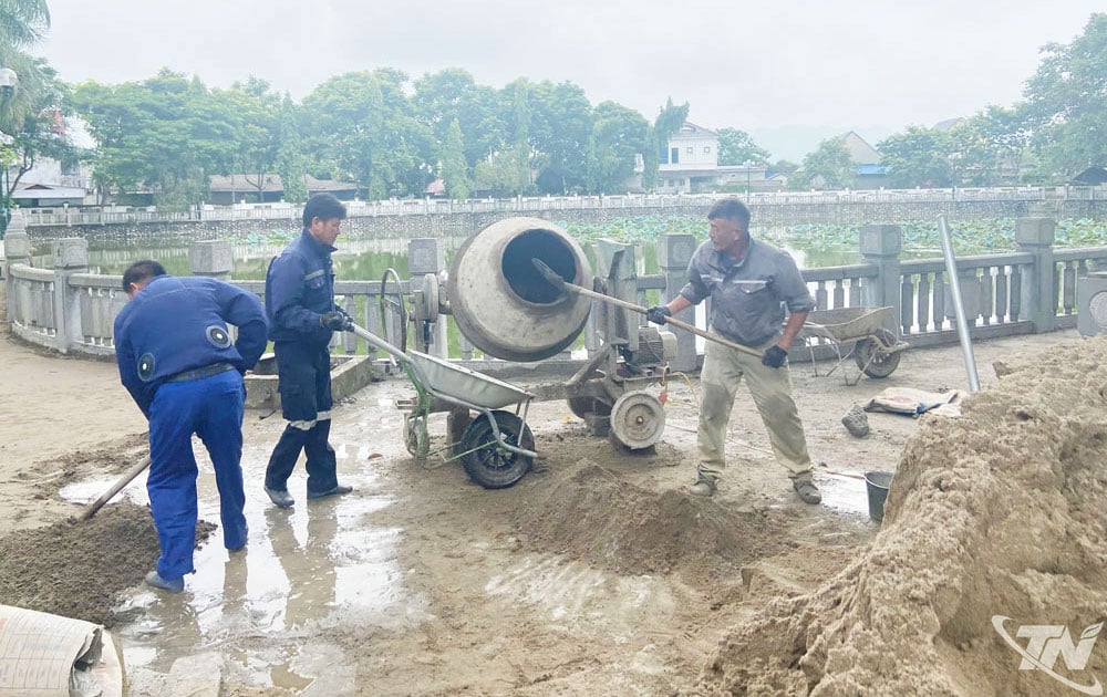 Công nhân thi công các hạng mục tu bổ, tôn tạo Khu di tích lịch sử Quốc gia 27-7.