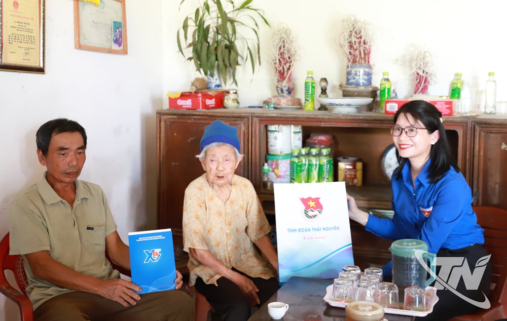 Bà Nguyễn Thị Sinh, là mẹ liệt sỹ Tăng Văn Chỉnh nhận quà do Tỉnh đoàn Thái Nguyên tặng nhân kỷ niệm ngày Thương binh - Liệt sỹ.