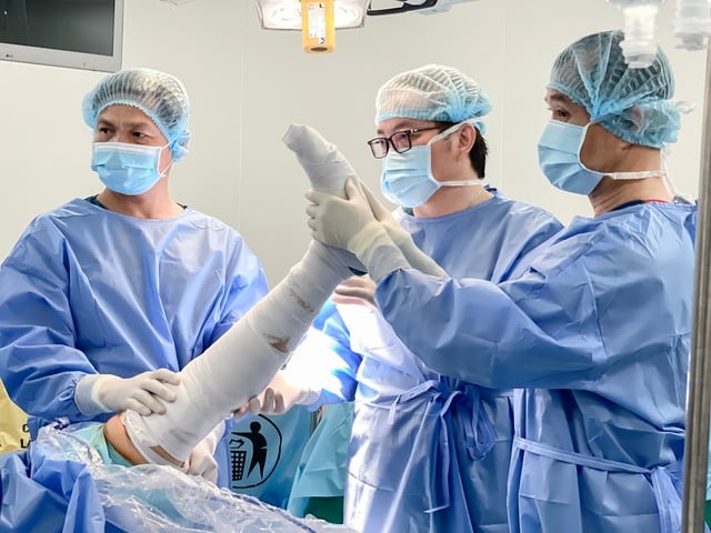 Phẫu thuật tái tạo dây chằng cho bệnh nhân sau 10 năm chấn thương - Ảnh 2.