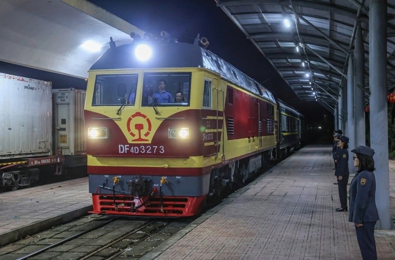 Chuyến tàu khách liên vận quốc tế từ Nam Ninh (Trung Quốc) đã đến ga Đồng Đăng (Lạng Sơn) sau 5 năm gián đoạn chạy tàu.