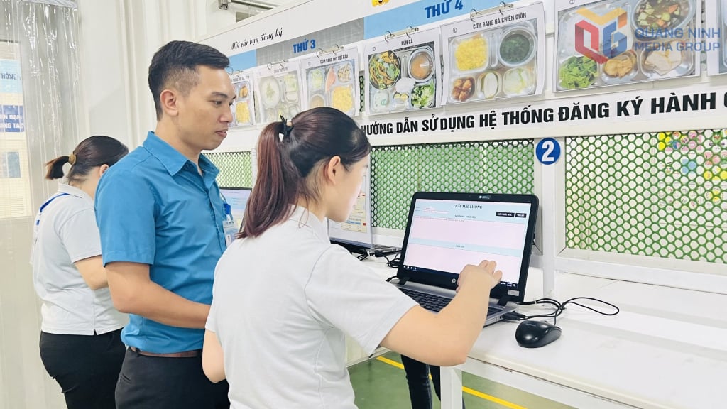 Mr. Bui Duc Tung, Chairman of the Trade Union of Yazaki Hai Phong Company Limited Branch in Quang Ninh, guides workers to look up policies on the electronic application.