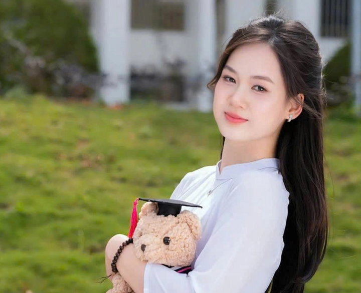 Nguyễn Lê Hiền Mai, lớp 12 chuyên Hoá, trường THPT chuyên Hùng Vương (Phú Thọ) - một trong 8 thủ khoa toàn quốc khối A00 với tổng điểm tuyệt đối 30/30. Hiện, Hiền Mai chưa quyết định sẽ sử dụng tổ hợp A00 để xét tuyển vào ngành học cụ thể nào. Nữ sinh Phú Thọ đang trong quá trình tìm hiểu, cân nhắc kỹ lưỡng để lựa chọn nguyện vọng phù hợp nhất với sở thích và định hướng tương lai.