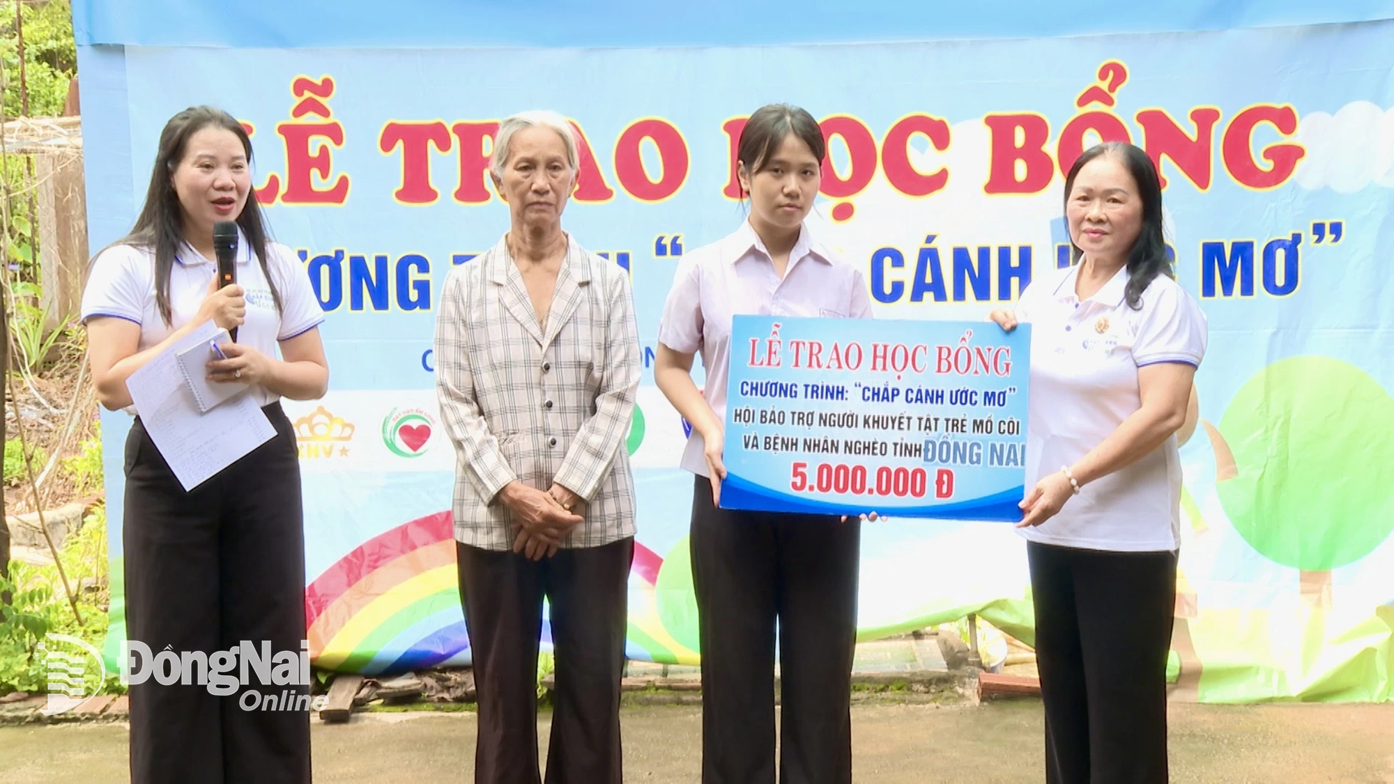 Bà Nguyễn Thị Liên, Chủ tịch Hội bảo trợ người khuyết tật, trẻ mồ côi và bệnh nhân nghèo tỉnh trao học bổng trị giá 5 triệu đồng cho em Lê Khả Doanh