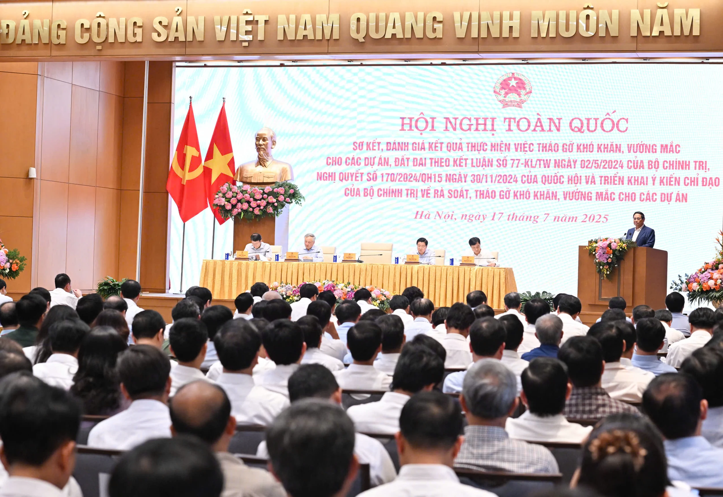 Tháo gỡ khó khăn, vướng mắc cho các dự án, đất đai