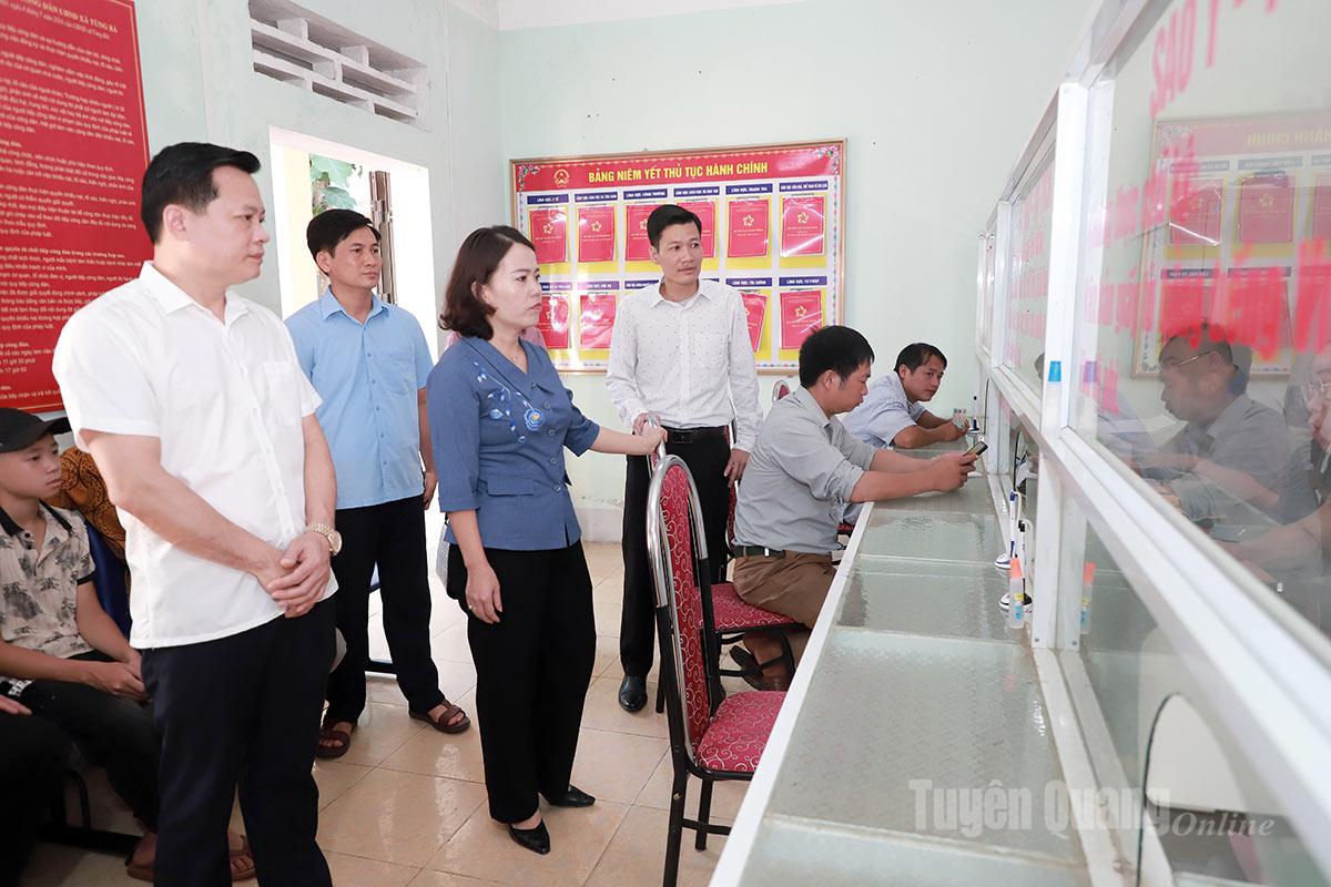 ប្រធានគណៈប្រតិភូរដ្ឋសភាខេត្ត Tuyen Quang លោកស្រី Ly Thi Lan និងគណៈប្រតិភូបានចុះអង្កេតមជ្ឈមណ្ឌលសេវារដ្ឋបាលសាធារណៈឃុំ Tung Ba។