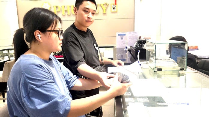 Cơn sốt bạc thỏi và bạc miếng: Nhà đầu tư mới đổ xô tham gia - Ảnh 3.