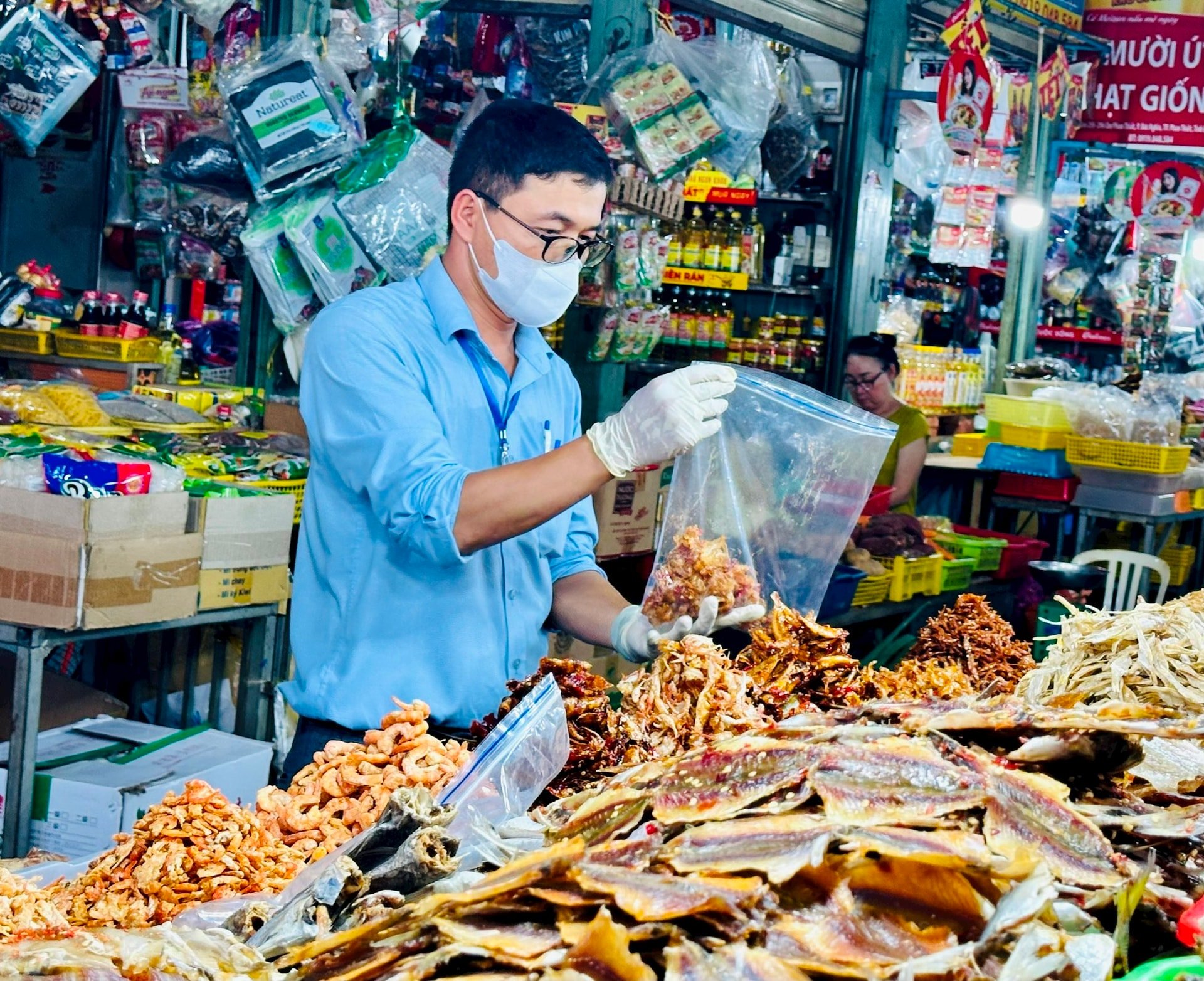 Cơ quan chuyên môn lấy mẫu kiểm tra chất lượng nông, thủy sản định kỳ