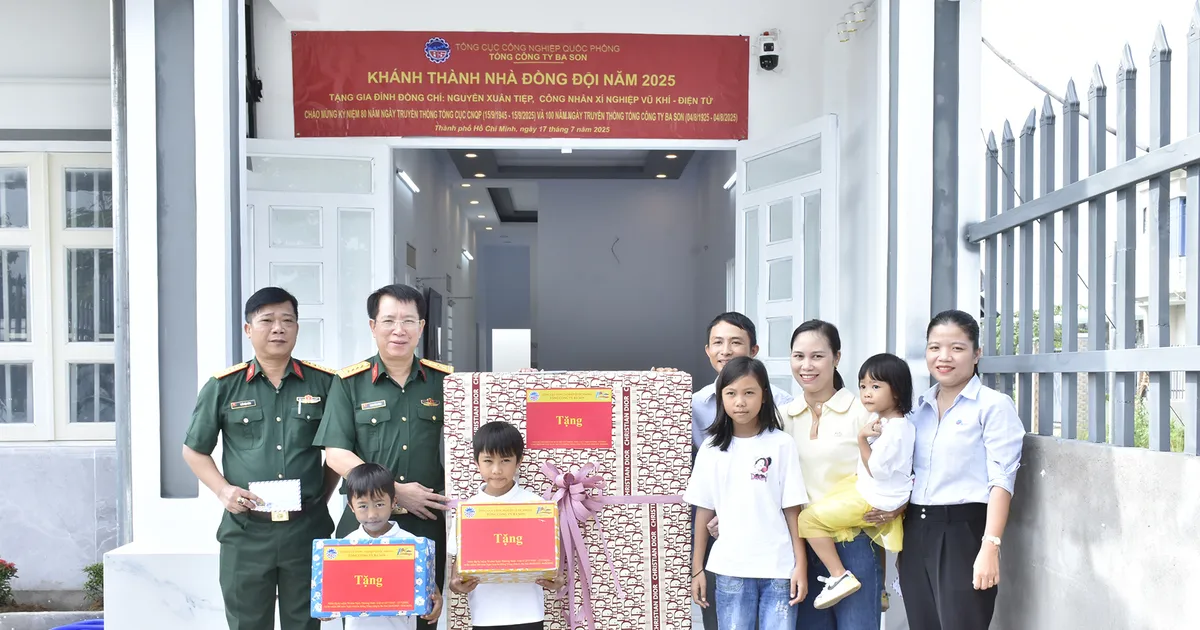 Tổng Công ty Ba Son tặng nhà đồng đội và thăm Mẹ Việt Nam Anh hùng