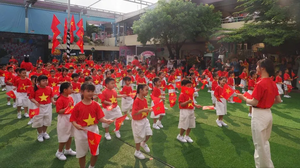 นักเรียนโรงเรียนอนุบาลเมือง (HCMC) ในงานเทศกาลครบรอบ 50 ปีการพัฒนาเด็กก่อนวัยเรียน