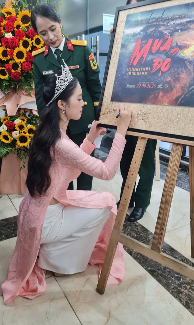 Á hậu Châu Anh, diễn viên Đỗ Nhật Hoàng xúc động tại triển lãm 'Mưa đỏ'- Ảnh 4.