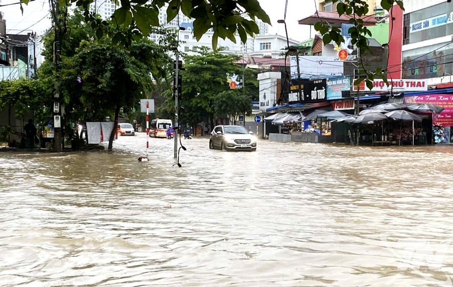 Dans certains quartiers du centre administratif de la province de Thai Nguyen, des inondations localisées surviennent souvent après de fortes pluies. Photo : T.L.