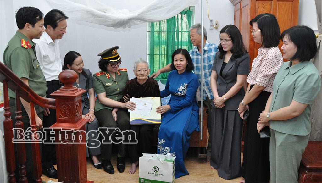 Các đại biểu đến thăm, tặng quà Bà mẹ Việt Nam anh hùng Nguyễn Thị Gừng, xã Hoàng Hoa Thám.