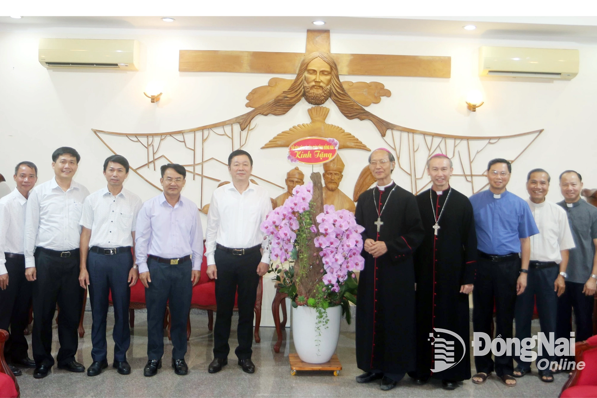 Giám đốc Sở Dân tộc và tôn giáo Trần Thanh Hòa cùng đoàn công tác thăm Giám mục Đỗ Văn Ngân, Giám mục chính Tòa Giáo phận Xuân Lộc và Giám mục Nguyễn Tuấn Anh, Giám mục phụ tá Giáo phận Xuân Lộc cùng các linh mục, nam, nữ tu sĩ tại Tòa Giám mục Xuân Lộc. Ảnh: Sông Thao