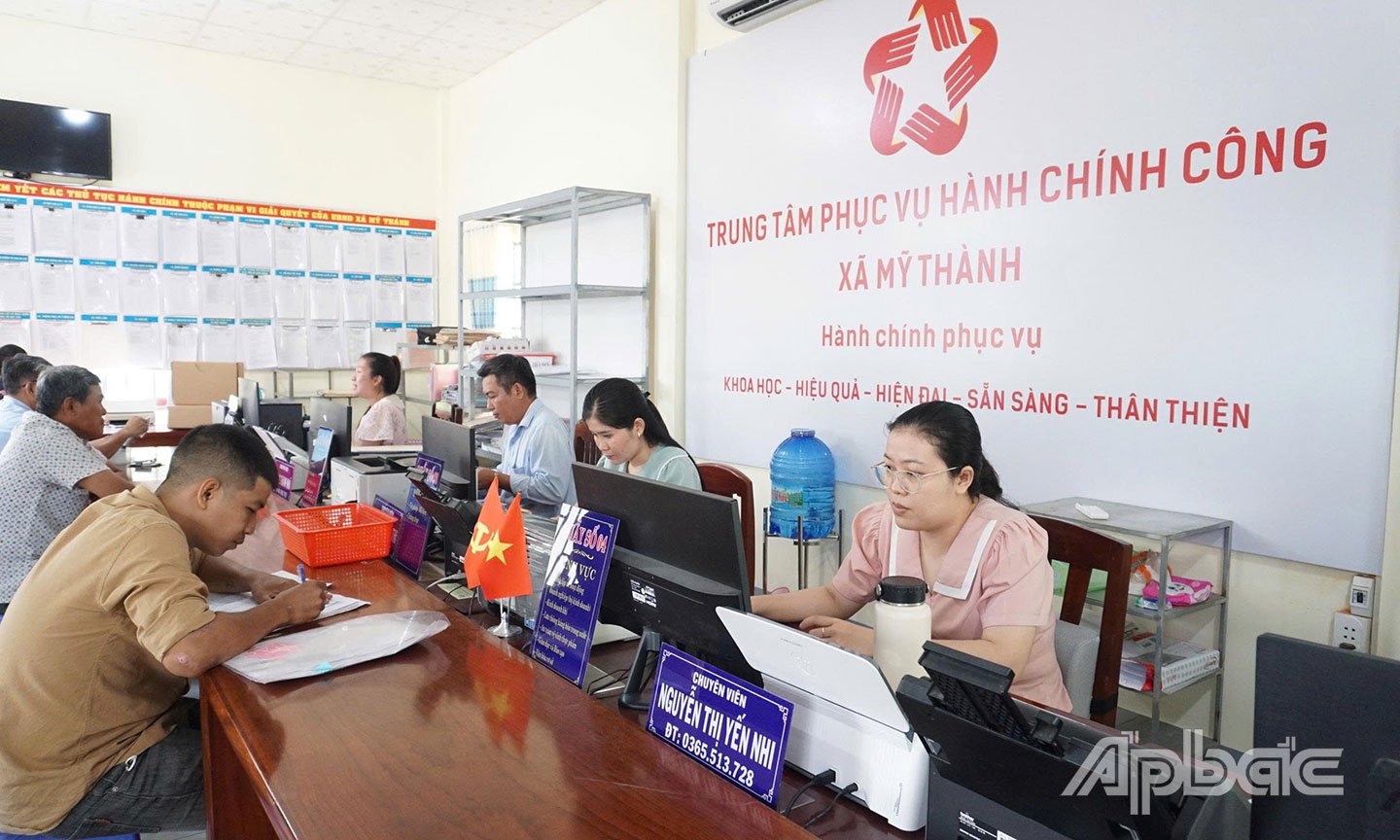 Người dân đến làm thủ tục hành chính tại Trung tâm Phục vụ hành chính công xã Mỹ Thành.