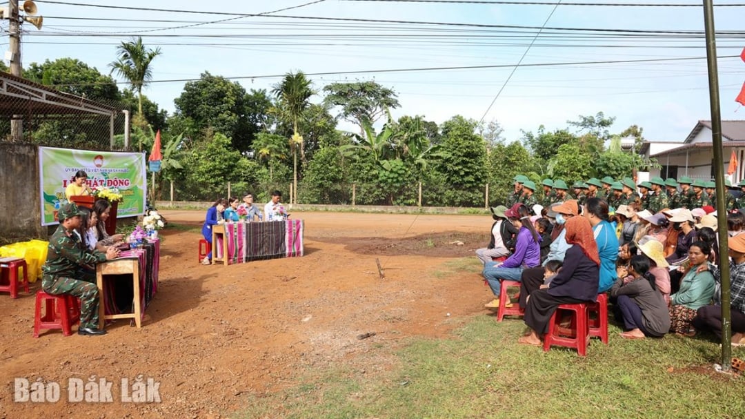 Đại biểu và người dân dự lễ phát động.