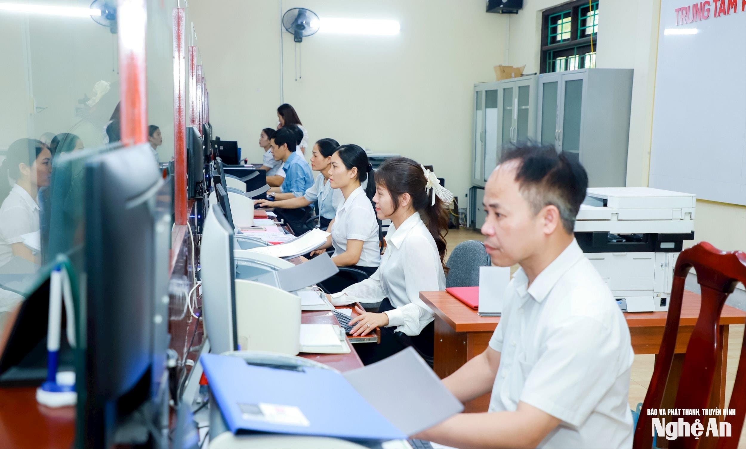 Infographic៖ គោលនយោបាយ និងរបបចំនួន ៣ សម្រាប់មន្ត្រីរាជការដែលស្ម័គ្រចិត្តលាលែងពីតំណែង