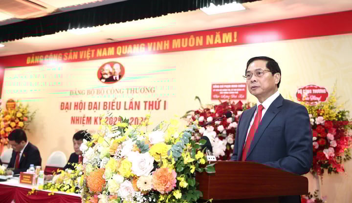 Phó Thủ tướng Bùi Thanh Sơn nhấn mạnh, Bộ Công Thương đã phấn đấu “hơn 100% sức lực”, đóng góp toàn diện vào kết quả phát triển kinh tế - xã hội.