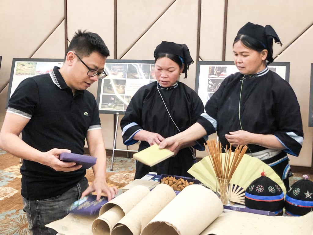 Phụ nữ xã Quảng Uyên khởi nghiệp sản xuất sản phẩm mới giấy bản và hương thơm giới thiệu bán hàng tại sự kiện văn hóa của tỉnh. 