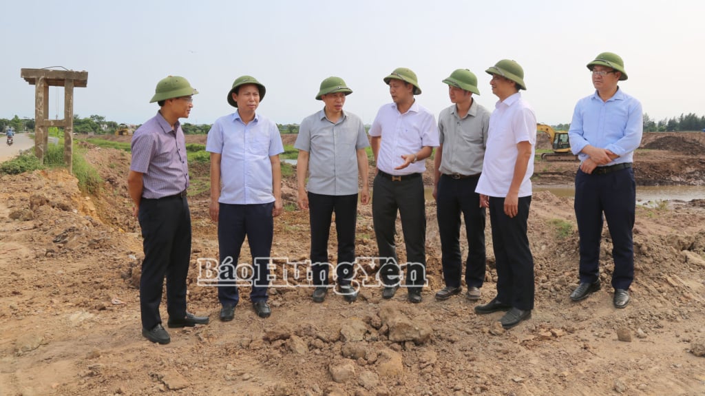 Phó Chủ tịch UBND tỉnh Lại Văn Hoàn kiểm tra điểm sạt lở tại xã Thư Vũ. Ảnh Trịnh Cường