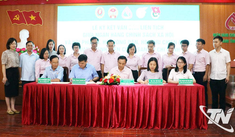 Representatives of Thai Nguyen Province's Social Policy Bank and four socio-political organizations signed a joint document on coordination in implementing lending trust activities for poor households and other policy beneficiaries.