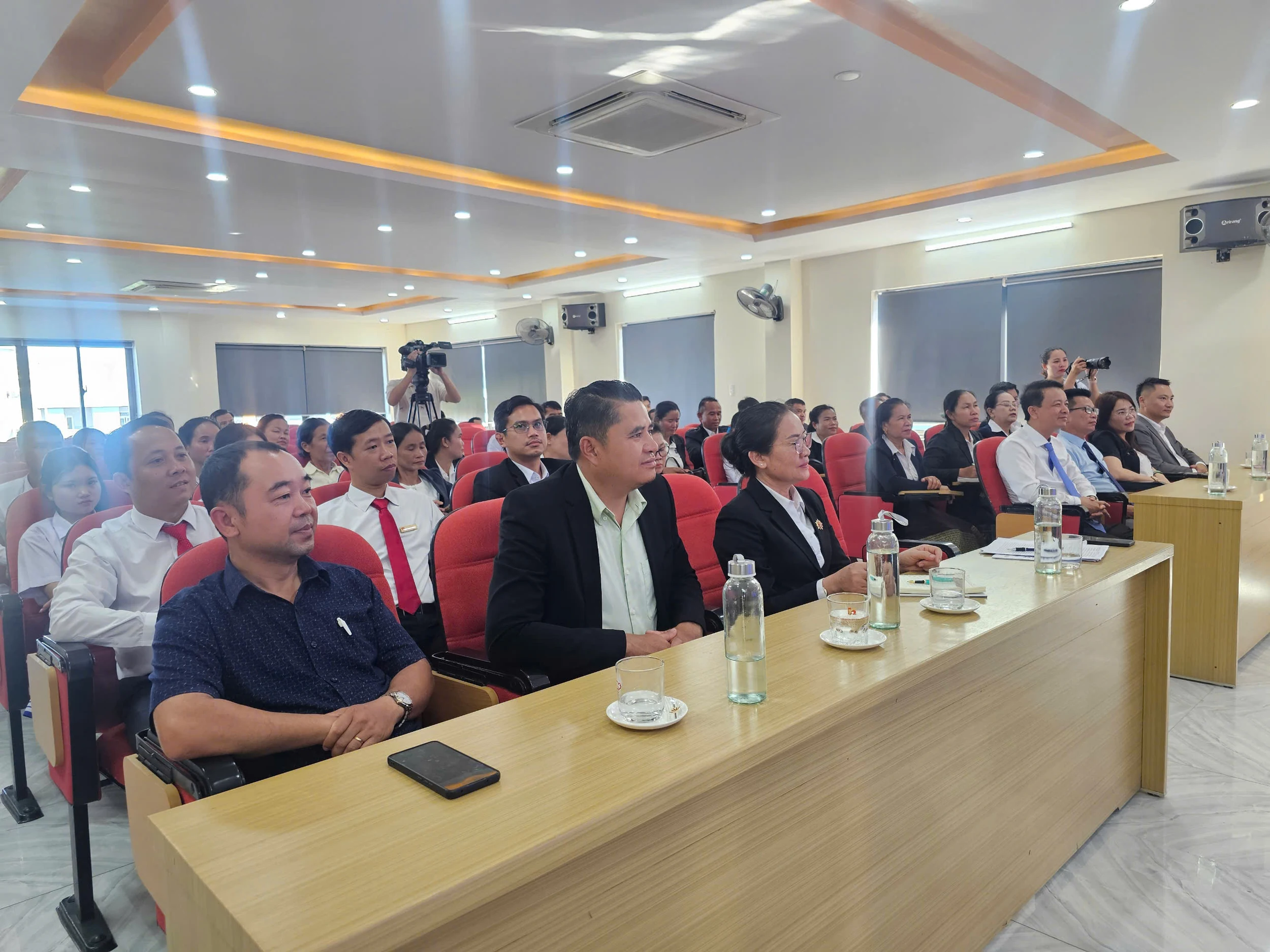 Chia sẻ, trao đổi kinh nghiệm trong giảng dạy môn lịch sử với cán bộ, giáo viên tỉnh Savannakhet (Lào)