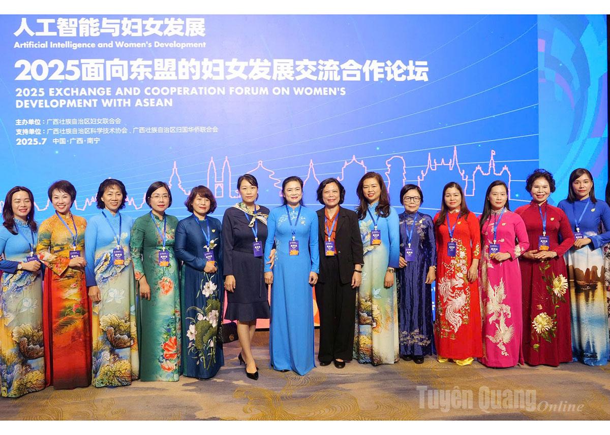 Đoàn công tác của Hội Liên hiệp Phụ nữ Việt tham dự Diễn đàn giao lưu hợp tác phát triển phụ nữ ASEAN năm 2025 (Ảnh: Triệu Tình)