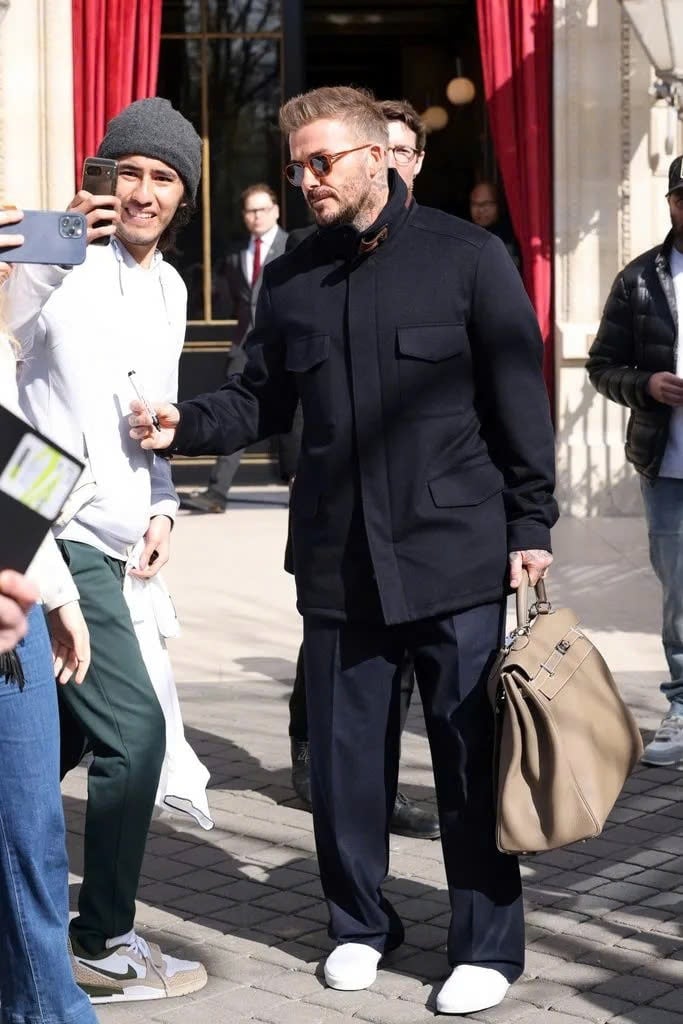 David Beckham thích xuống phố với túi hàng hiệu cỡ khủng, có giá đắt đỏ - 2