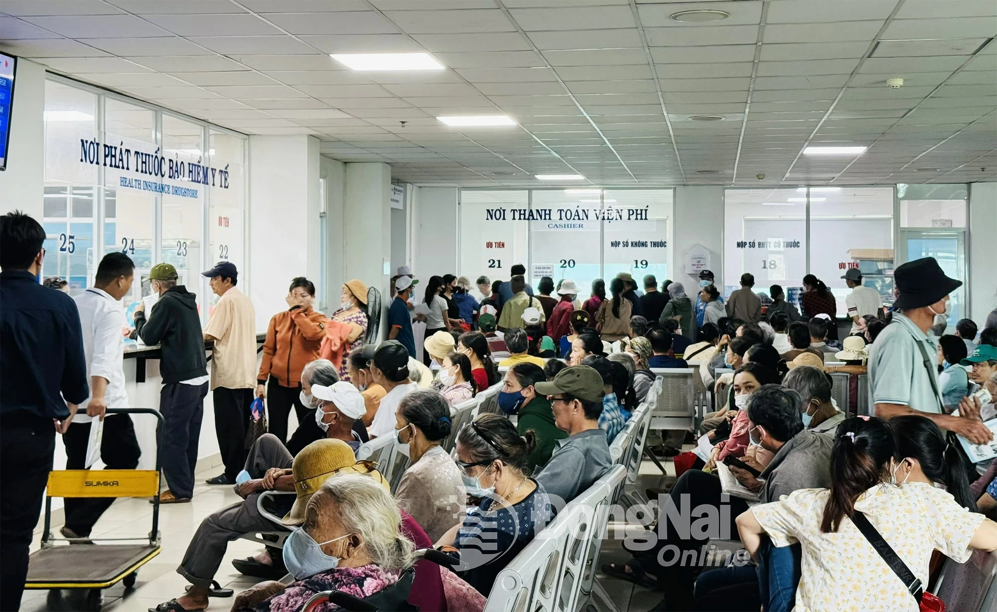 คนไข้กำลังรอรับยาประกันสุขภาพที่โรงพยาบาลกลาง Thong Nhat ภาพโดย: Hanh Dung