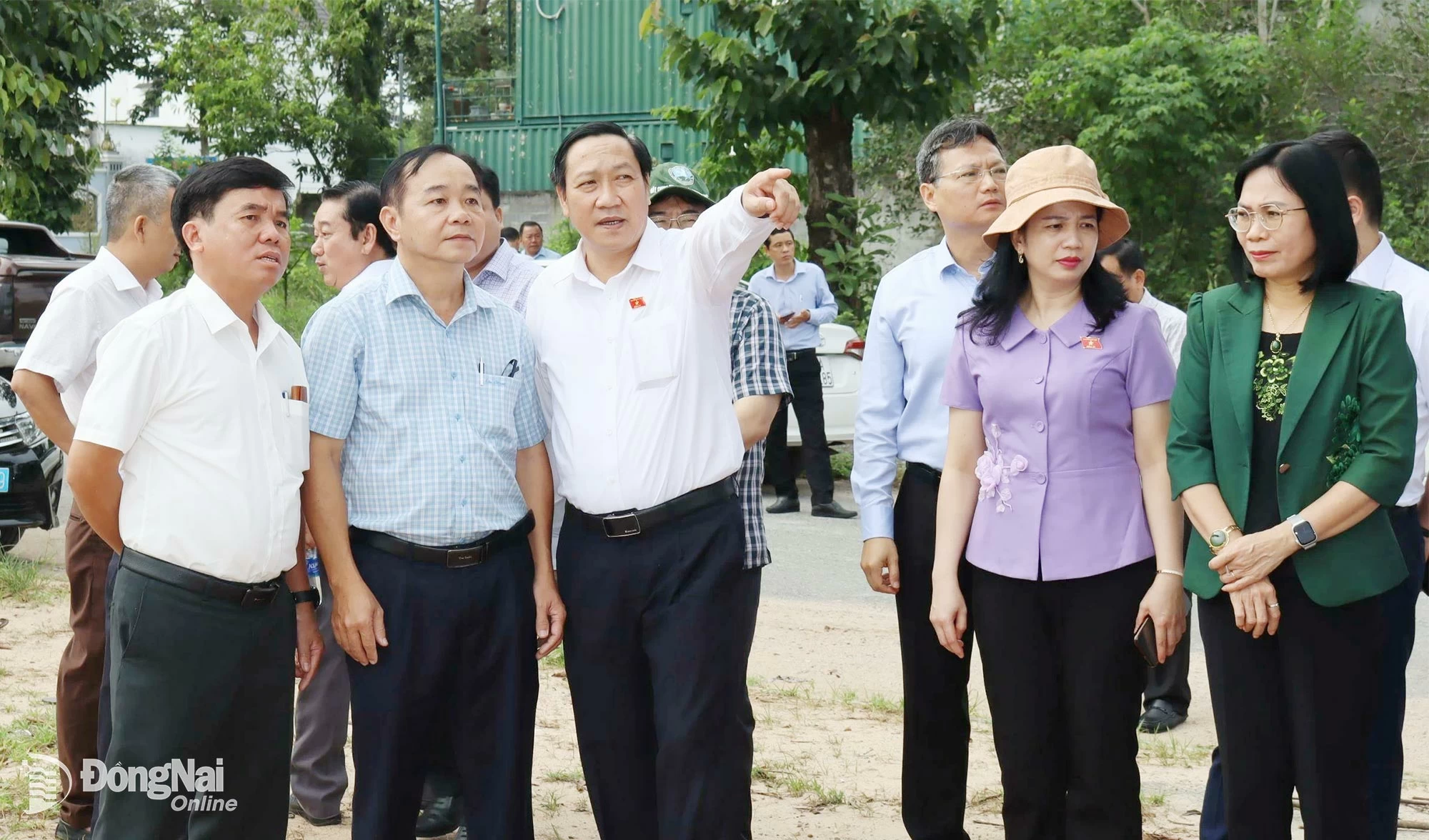 Đoàn giám sát thi công đường Lê Hồng Phong nối dài. Ảnh: Hoàng Lộc