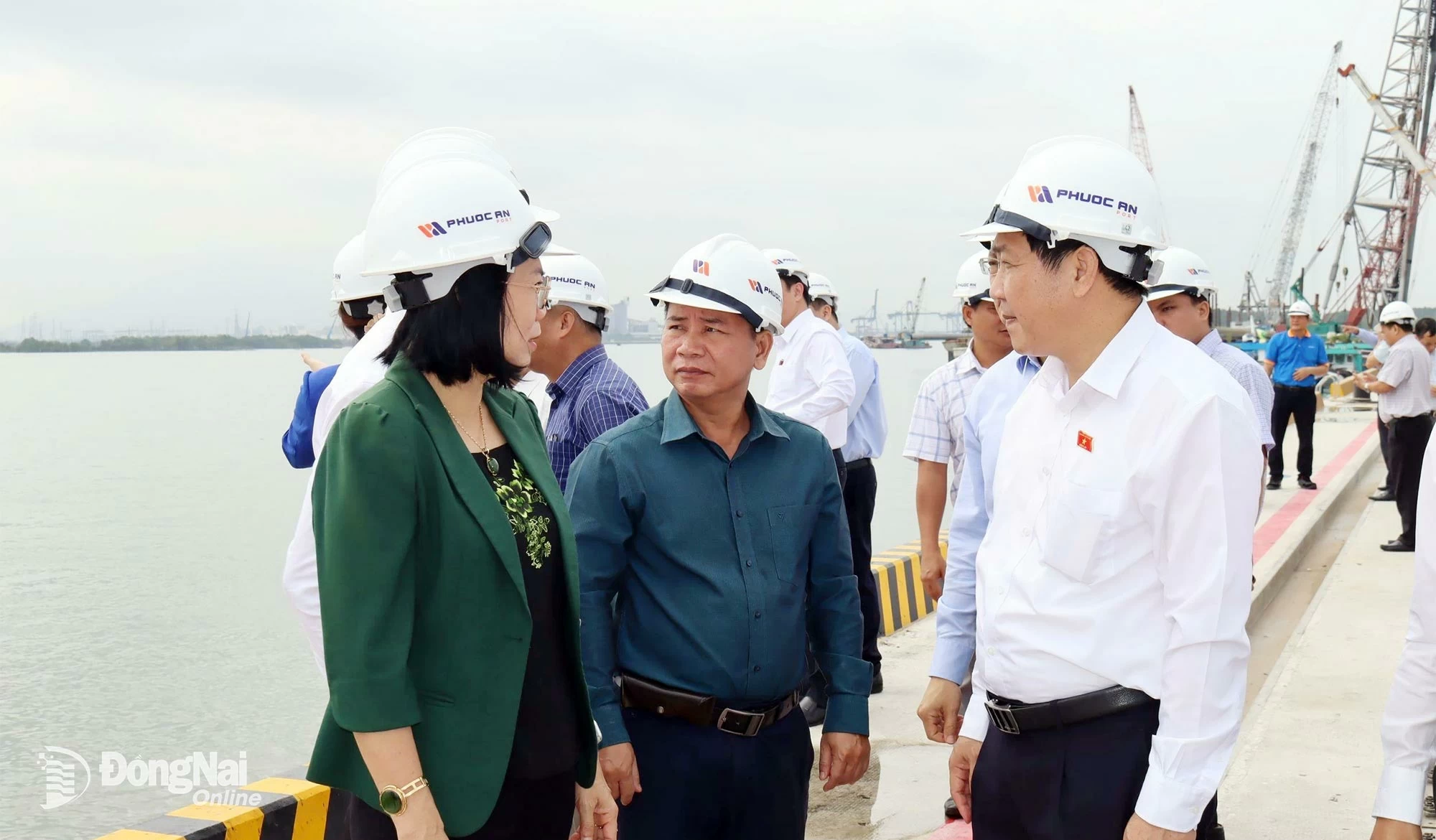 Đoàn giám sát tại Cảng Phước An. Ảnh: Hoàng Lộc