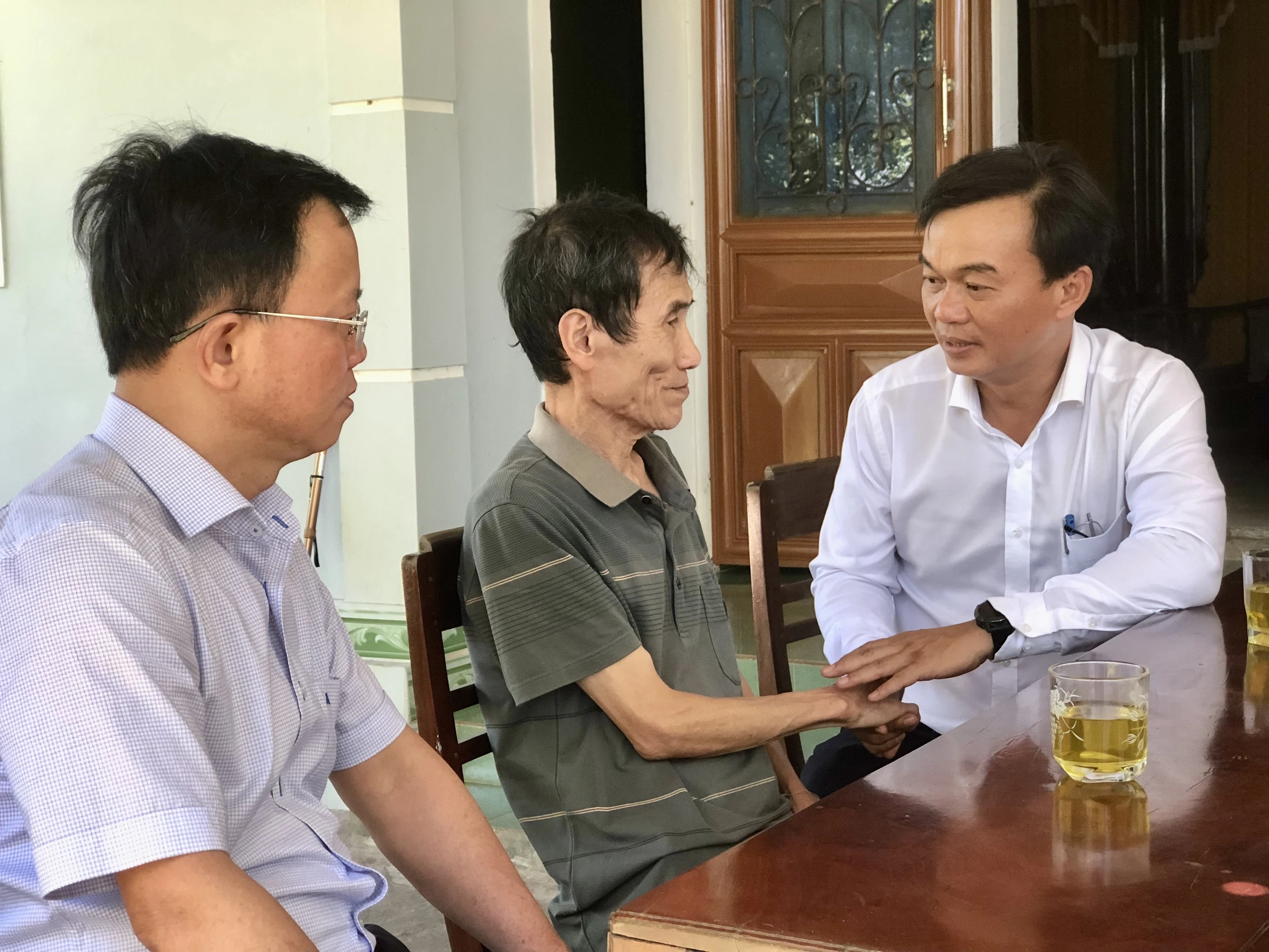 Phó Chủ tịch Thường trực HĐND tỉnh thăm, tặng quà gia đình có công với cách mạng