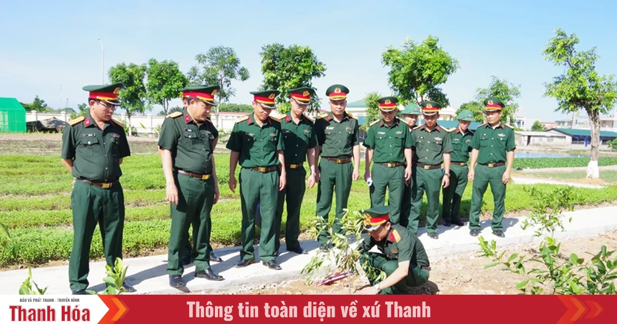 Đại tá Vũ Văn Tùng kiểm tra công tác chuẩn bị cho Hội thi Tiểu đoàn tăng gia, sản xuất giỏi