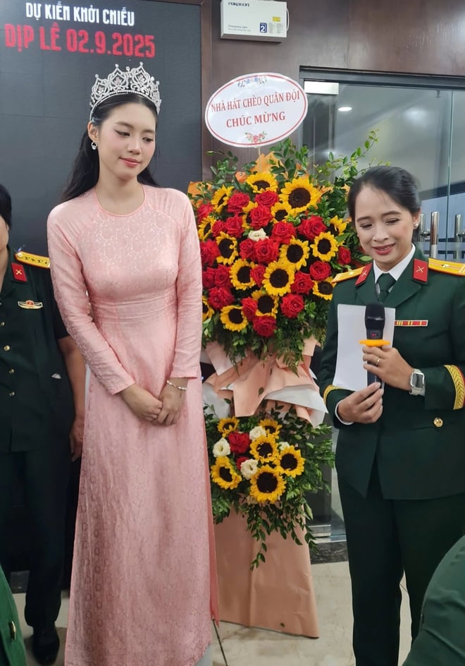 Á hậu Châu Anh, diễn viên Đỗ Nhật Hoàng xúc động tại triển lãm 'Mưa đỏ'- Ảnh 7.