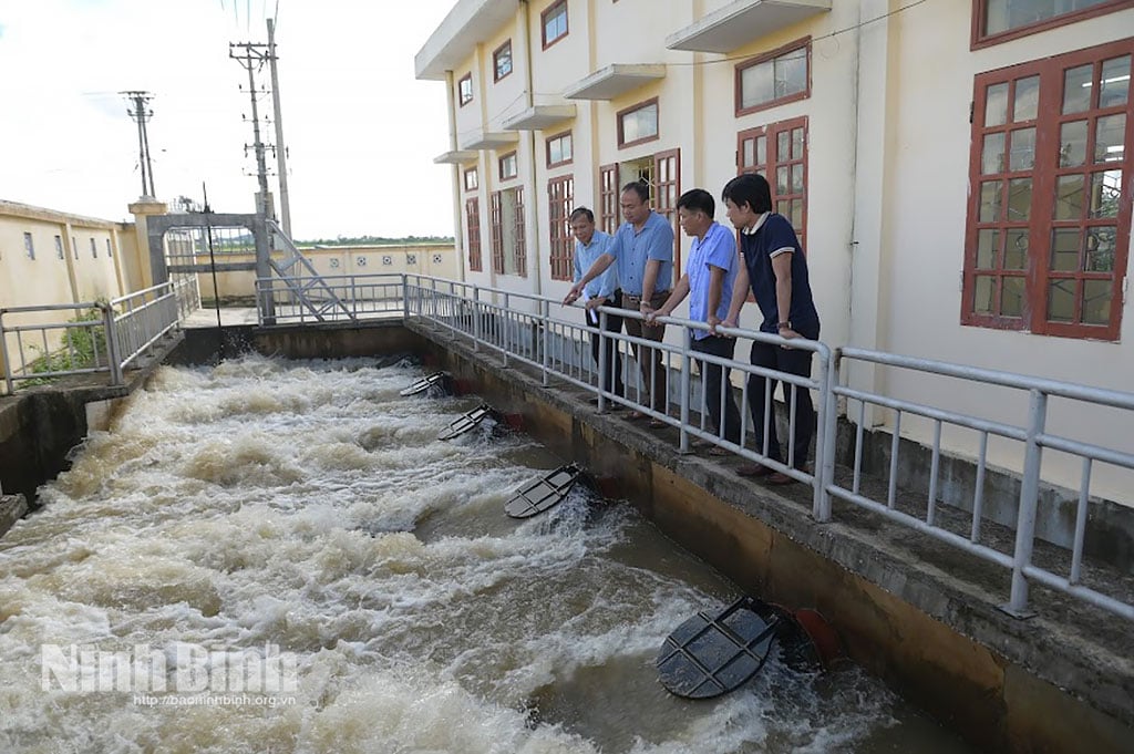 Cụm thuỷ nông miền thượng thuộc Công ty TNHH một thành viên khai thác công trình thuỷ lợi Vụ Bản luôn sẵn sàng vận hành bơm tiêu khi có yêu cầu.