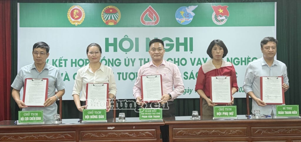 Phòng giao dịch Ngân hàng CSXH Thái Bình ký kết hợp đồng ủy thác cho vay đối với hộ nghèo và các đối tượng chính sách khác với các tổ chức chính trị - xã hội phường Trà Lý.